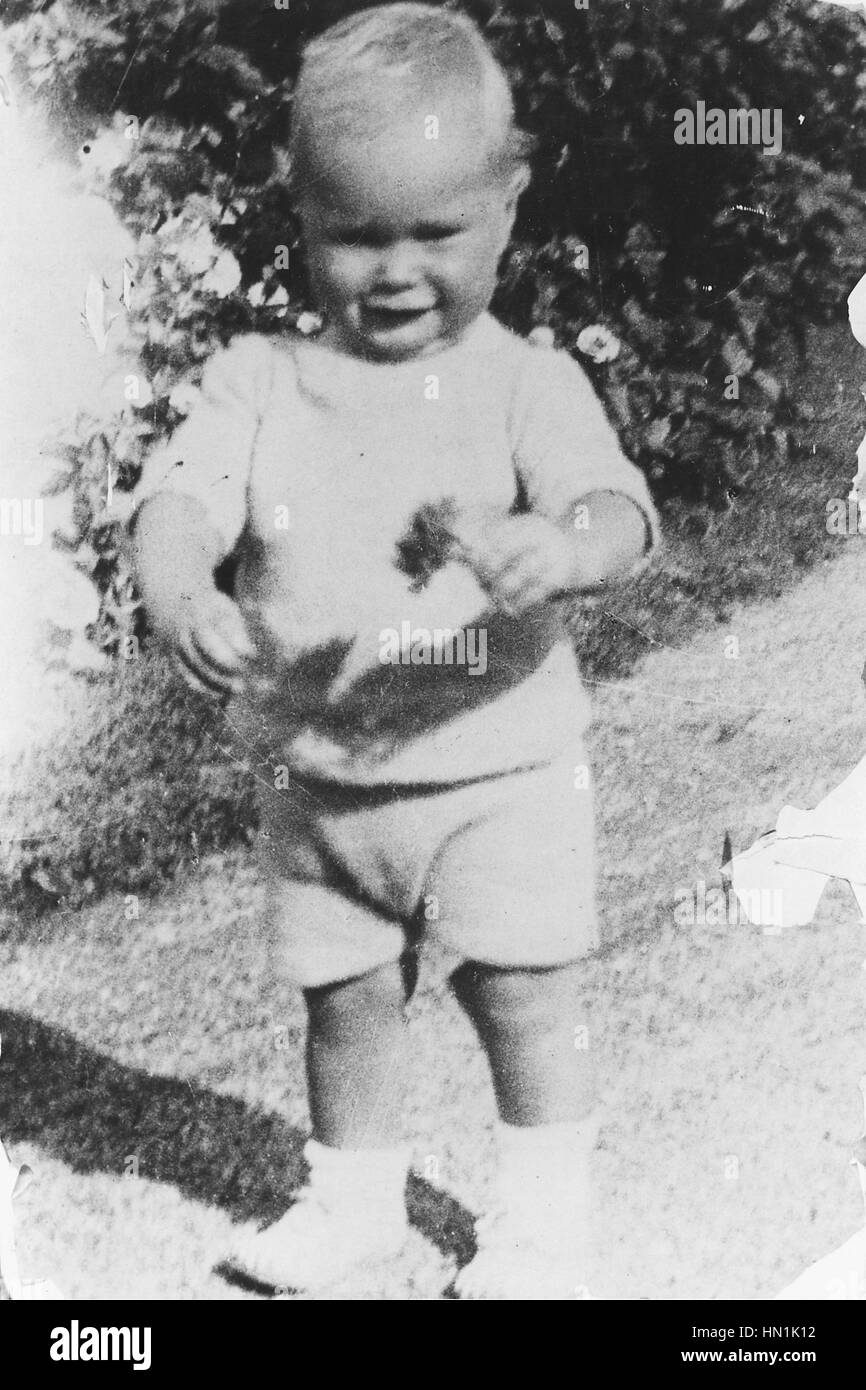 GEORGE H.W. BUSH 41 Presidente de los Estados Unidos como un niño en los jardines de la casa de su abuelo en Kennebunkport, Maine, 1925 Foto de stock
