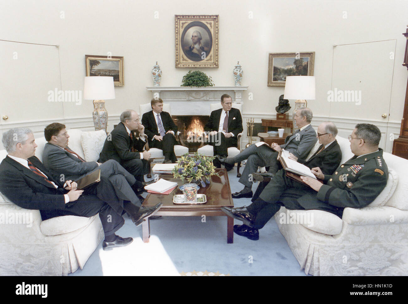 GEORGE H.W. BUSH como 41º Presidente de los Estados Unidos con asesores incluidos el general Colin Powell a la derecha discutiendo la operación Escudo del Desierto el 15 de enero de 1991 Foto de stock