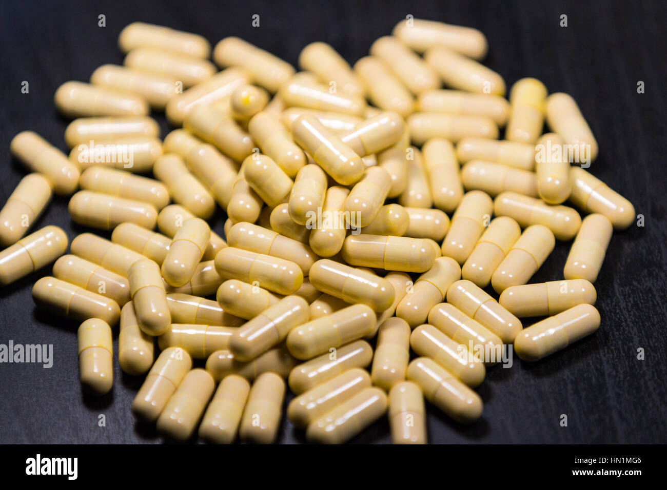 Pills/fármaco aislado sobre fondo negro Foto de stock