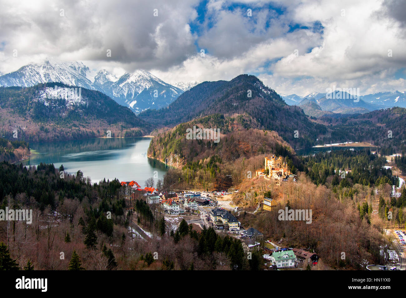 Vista panorámica del pintoresco idílico paisaje de invierno en los Alpes bávaros en el famoso lago de montaña Alpsee, Fussen, Allgau Foto de stock