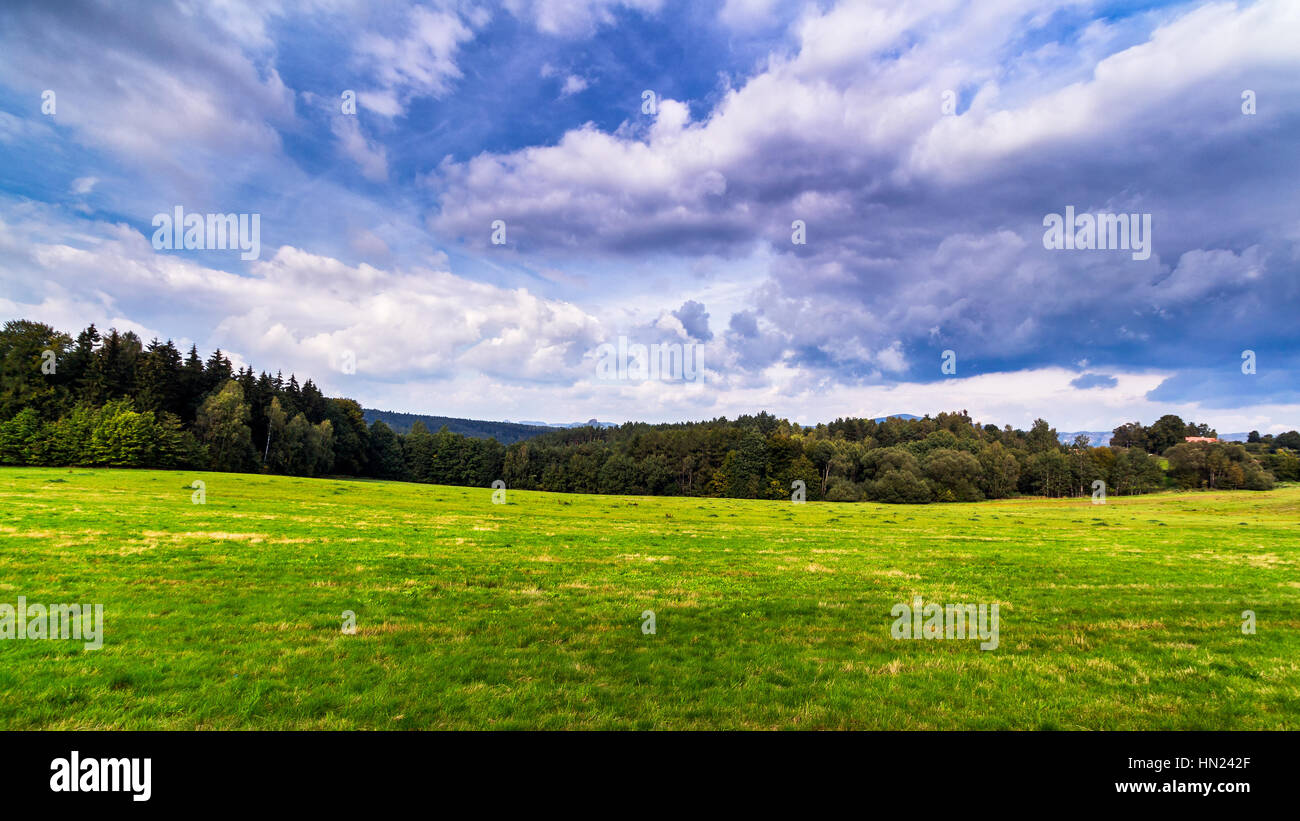 Hermoso paisaje de campo verde y nubes. Foto de stock