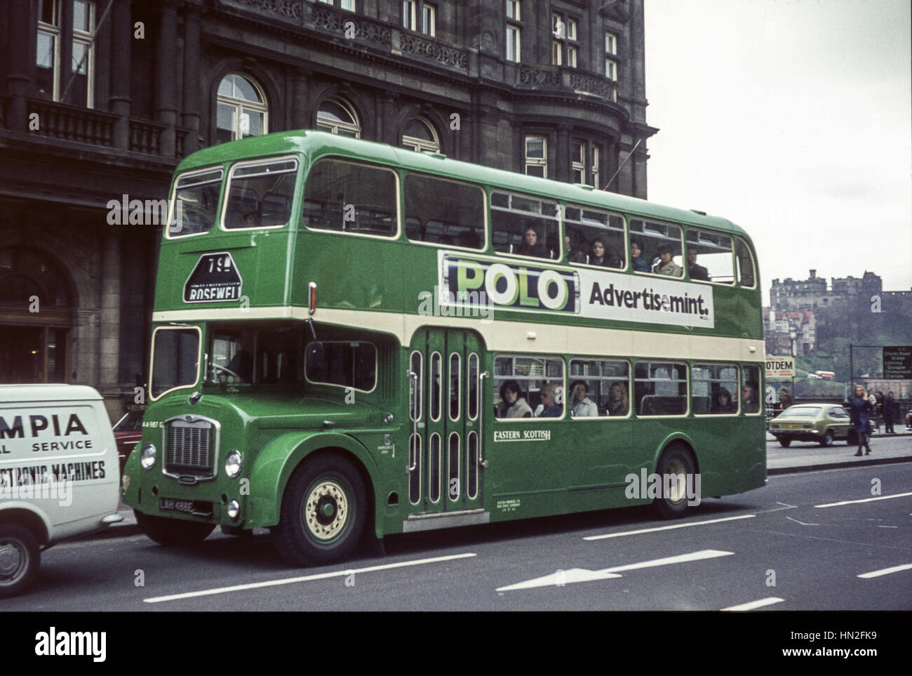 Edimburgo, Reino Unido - 1973: Vintage imagen de autobús en la calle Princes Street en Edimburgo. Escocia Oriental Bristol Lodekka FLF488 (registro LAH 488E). Foto de stock
