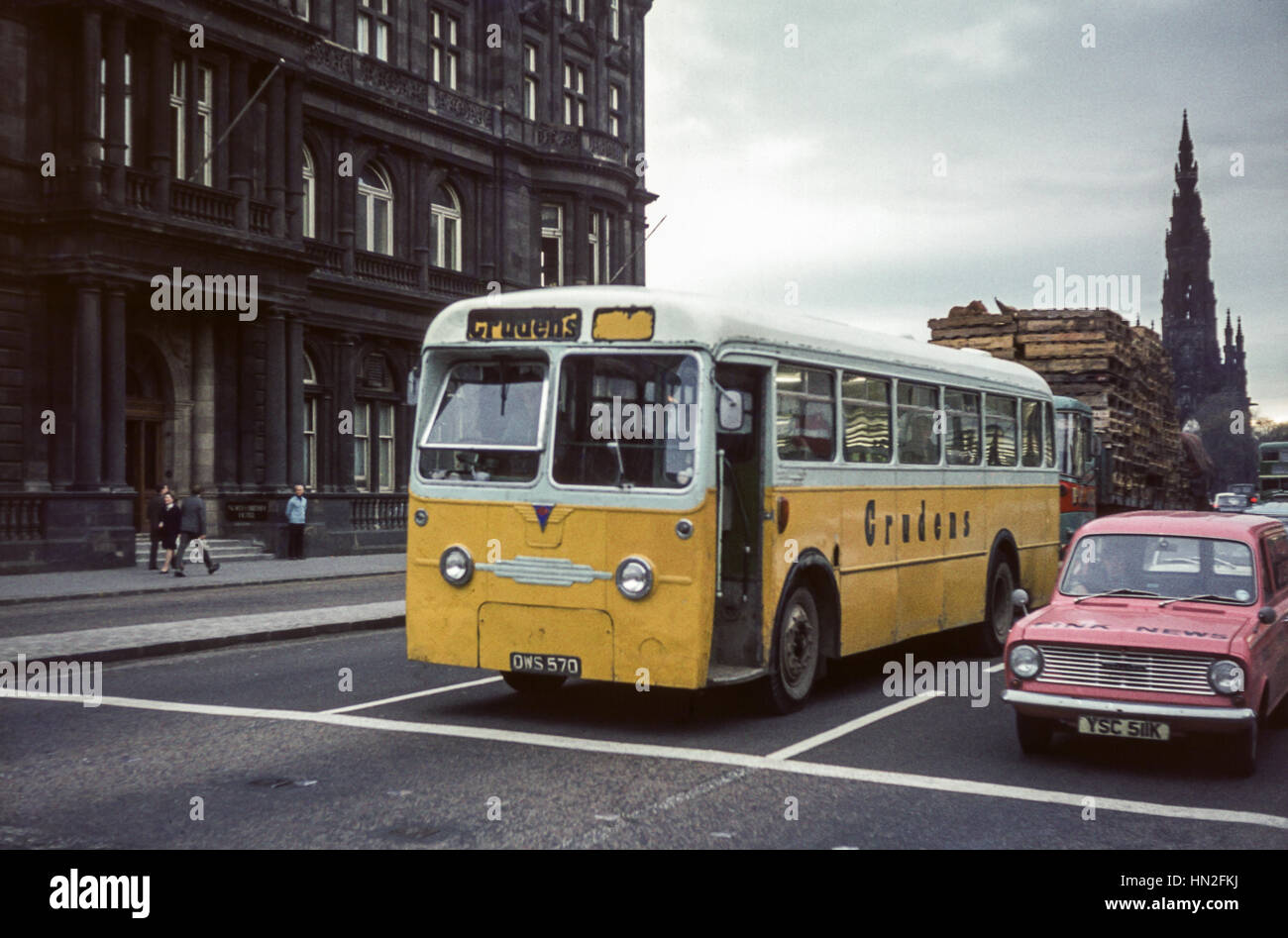 Edimburgo, Reino Unido - 1973: Vintage imagen de autobús en la calle Princes Street en Edimburgo. Scottish Omnibuses monocoach operado por el contratista Crudens B570 (número de registro OWS570). Foto de stock