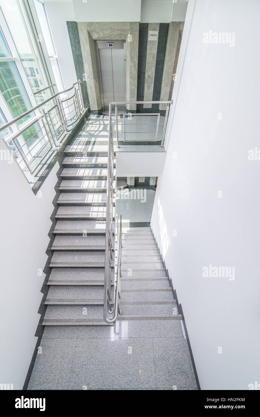 Ascensor, escaleras - escalera pisos del edificio de oficinas Fotografía de  stock - Alamy