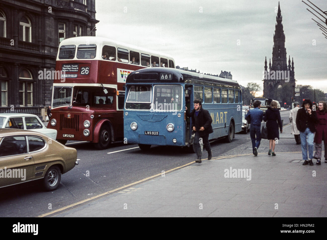 Edimburgo, Reino Unido - 1973: Vintage imagen de autobuses en el tráfico de la calle Princes Street en Edimburgo. Scottish Omnibus monocoach ejecutar por el contratista 'Smart' (registro LWS925) y Edimburgo double decker (número de registro LWS528). Foto de stock