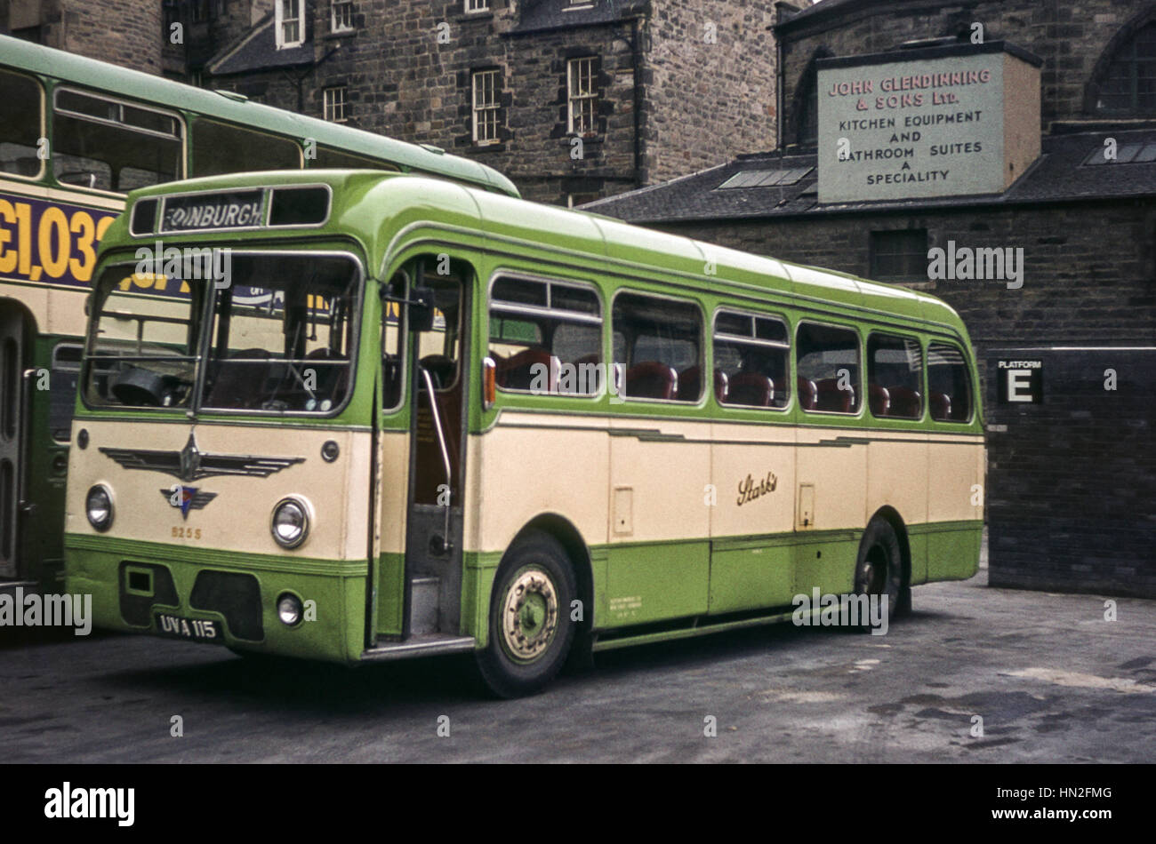 Edimburgo, Reino Unido - 1973: Vintage imagen de autobús en Edimburgo. Starks autobús B255 ex Baxters (registro UVA 115). Foto de stock