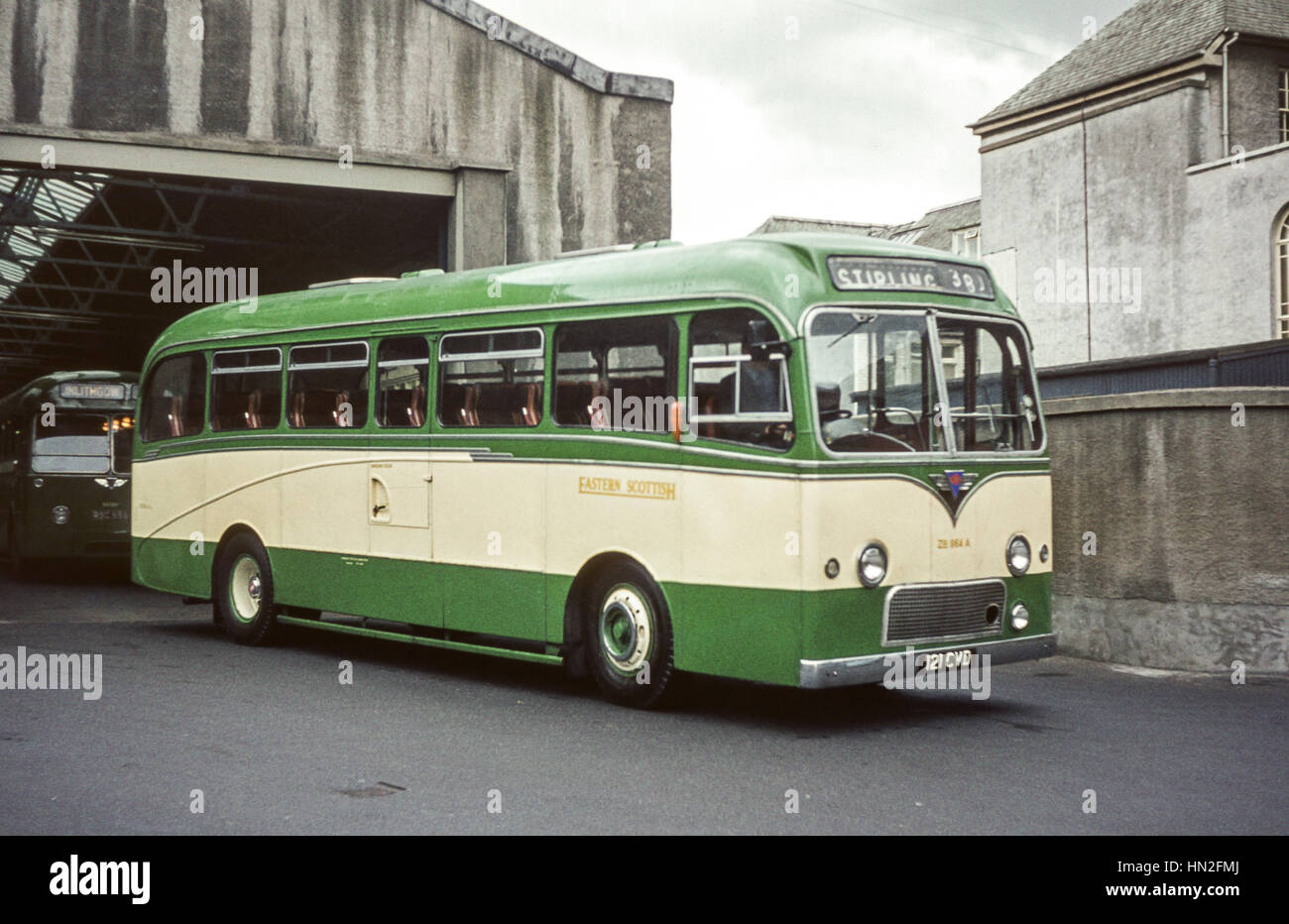 Edimburgo, Reino Unido - 1973: Vintage imagen de autobús en Edimburgo. Este ACE Escocés Dependencia B964(registro 121DC). Foto de stock