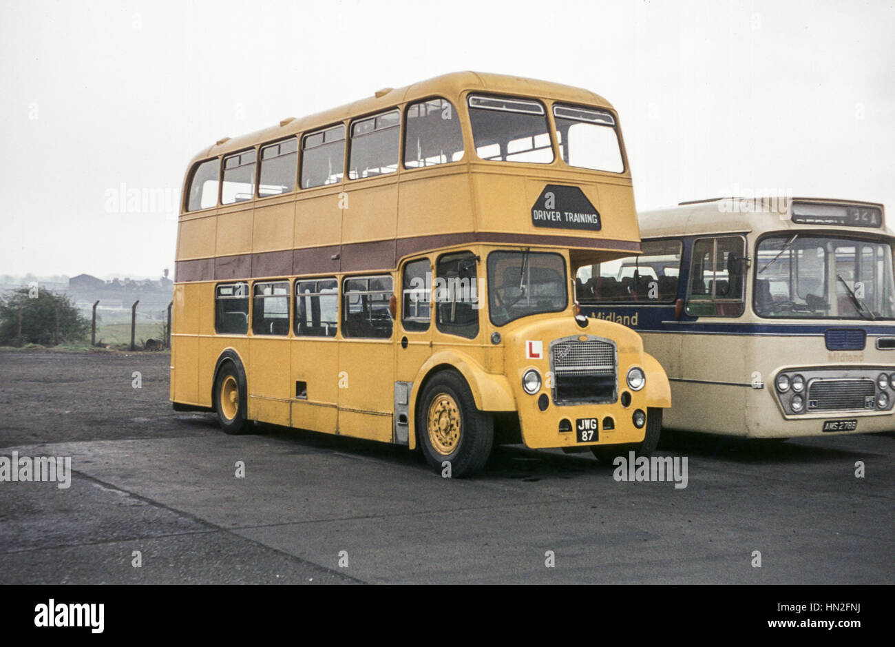 Edimburgo, Reino Unido - 1973: Vintage imagen de autobuses en Edimburgo. Alexander Midland MPE bus 12(registro AMS 278B) junto a Alexander Midland Rd32 (registro GMT 87) que se utiliza para la formación de los conductores. Foto de stock