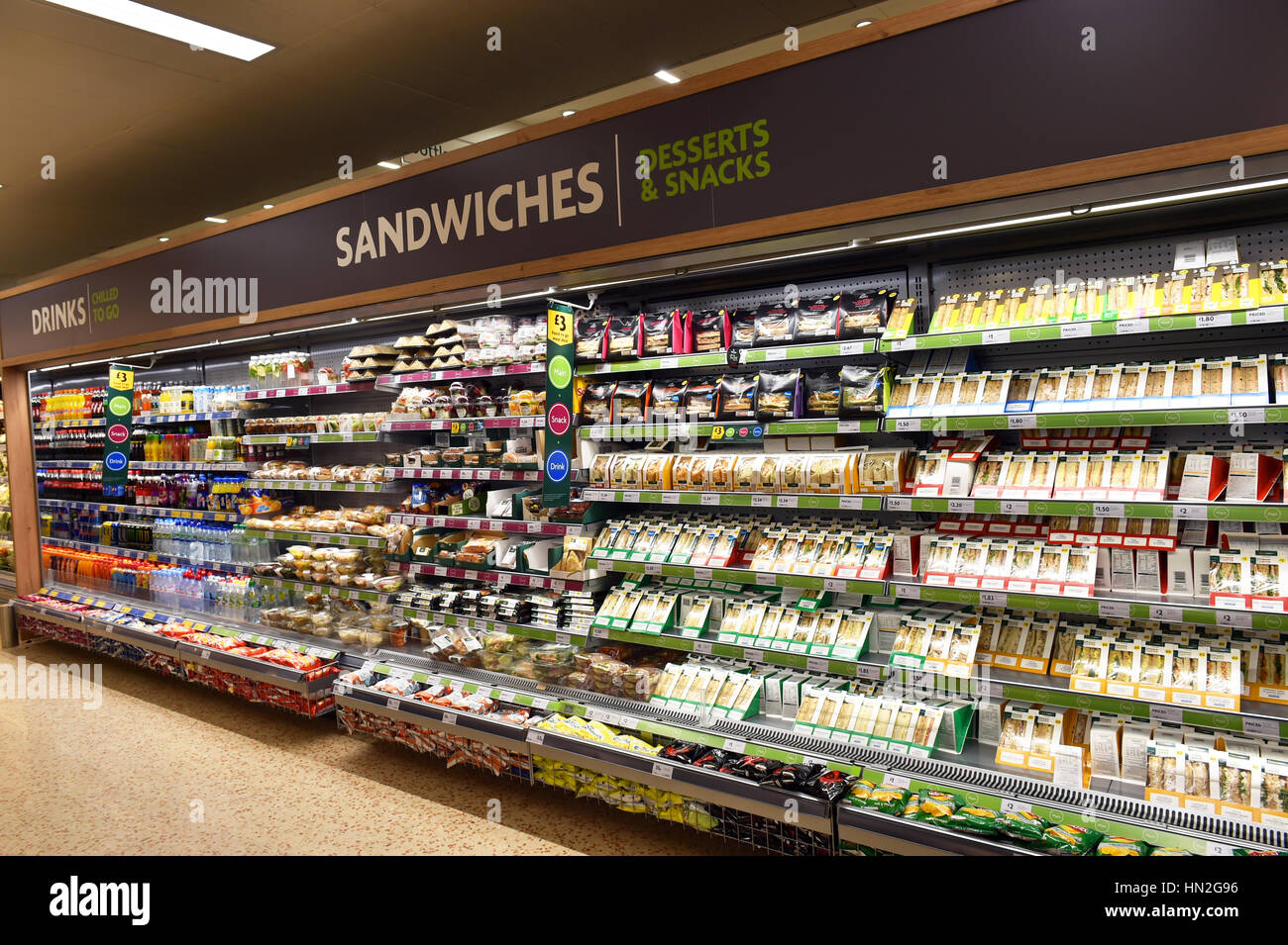 Sandwiches y aperitivos para el almuerzo en el display en el supermercado Morrison UK Foto de stock