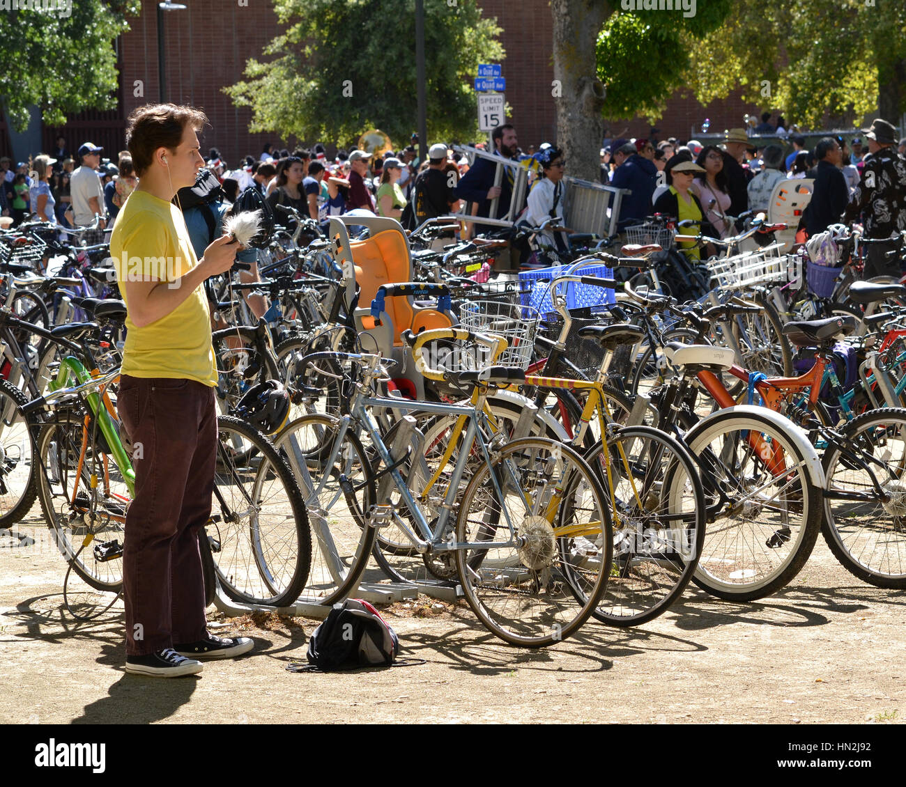 En Davis, California, Estados Unidos, 16 de abril de 2016. Bicicletas en UC  Davis en día de picnic. Las bicicletas son el principal modo de transporte  de estudiantes UC Davis año r