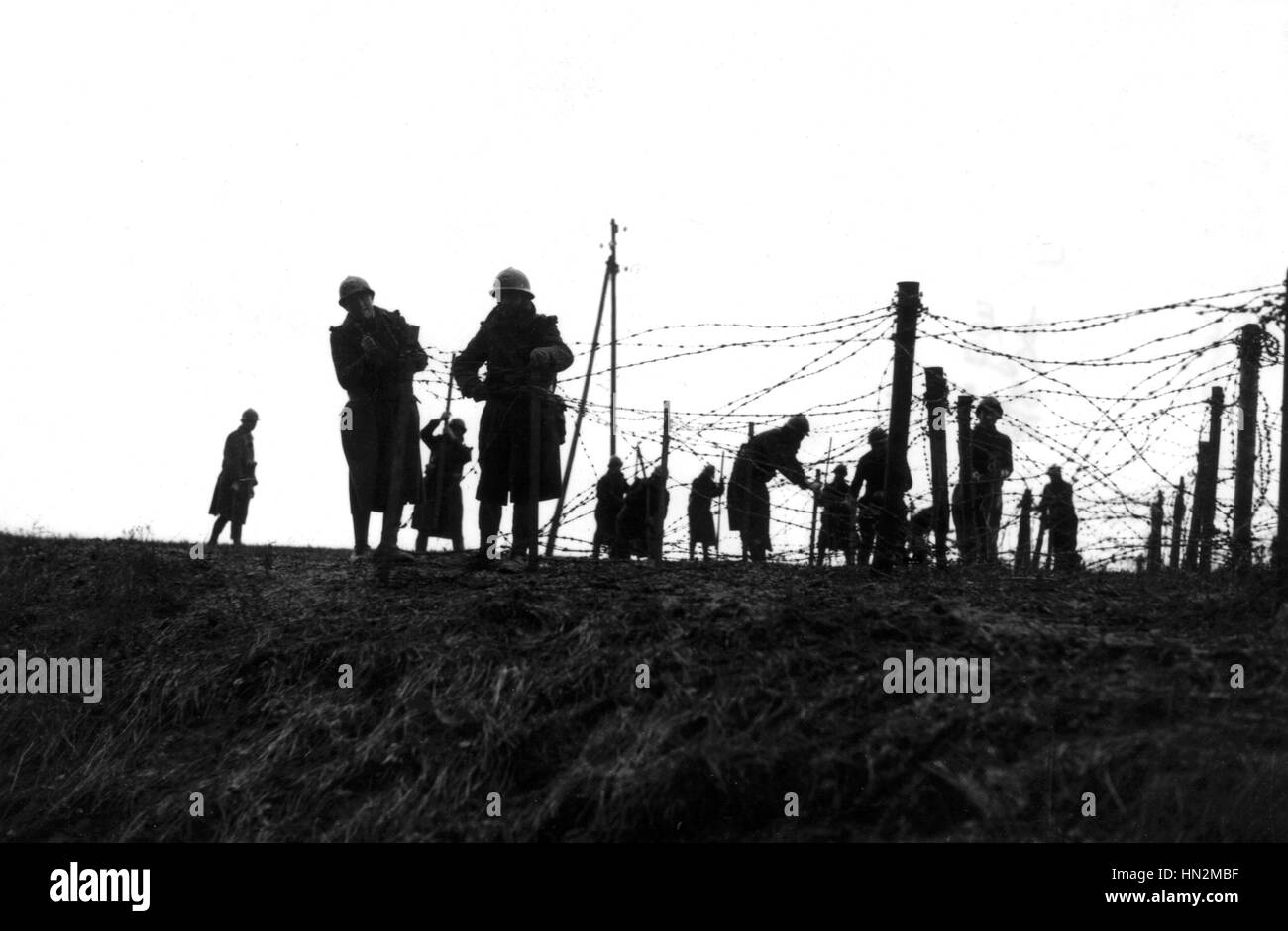 Alambre de púas instalado en la parte delantera de diciembre de 1939 Francia - Segunda Guerra Mundial Foto de stock