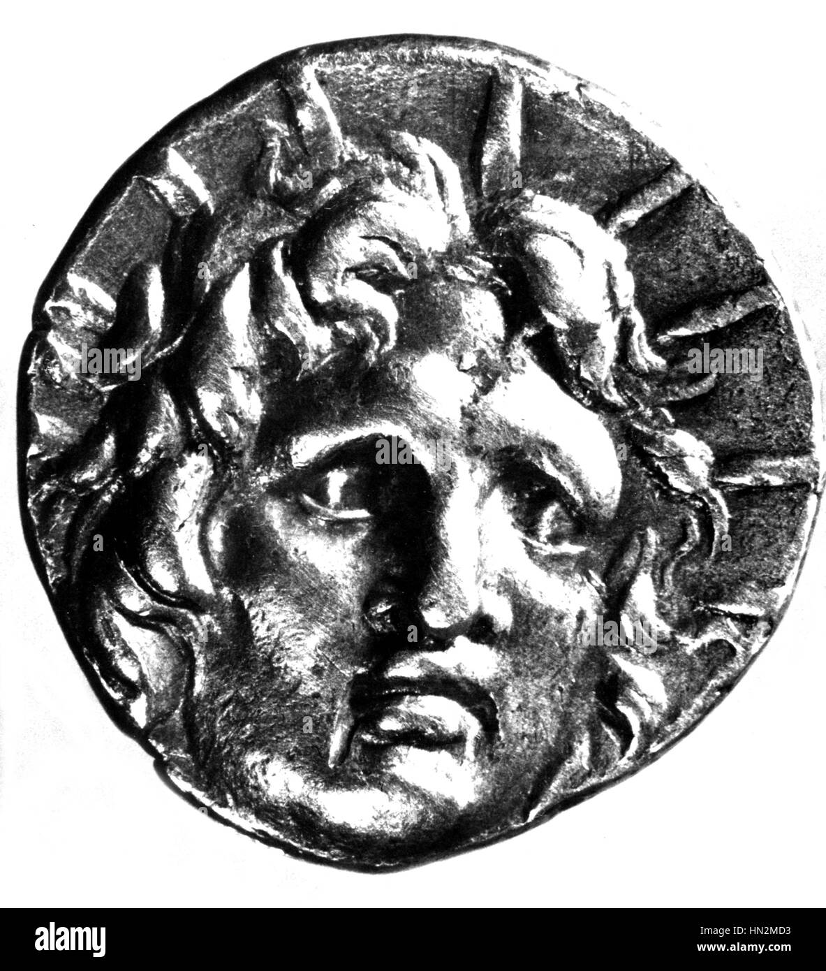 Moneda de oro que representa al sol con las características de Alejandro Magno 4thC A.C. la antigua Grecia París, Bibliotheque Nationale de France Foto de stock