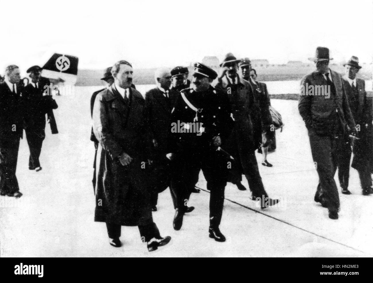 La noche de los cuchillos largos. La llegada de Hitler en Munich, con Christian Weber, S.A. líder supremo, después de Rohm, había sido asesinado el 30 de junio de 1934 Alemania Foto de stock