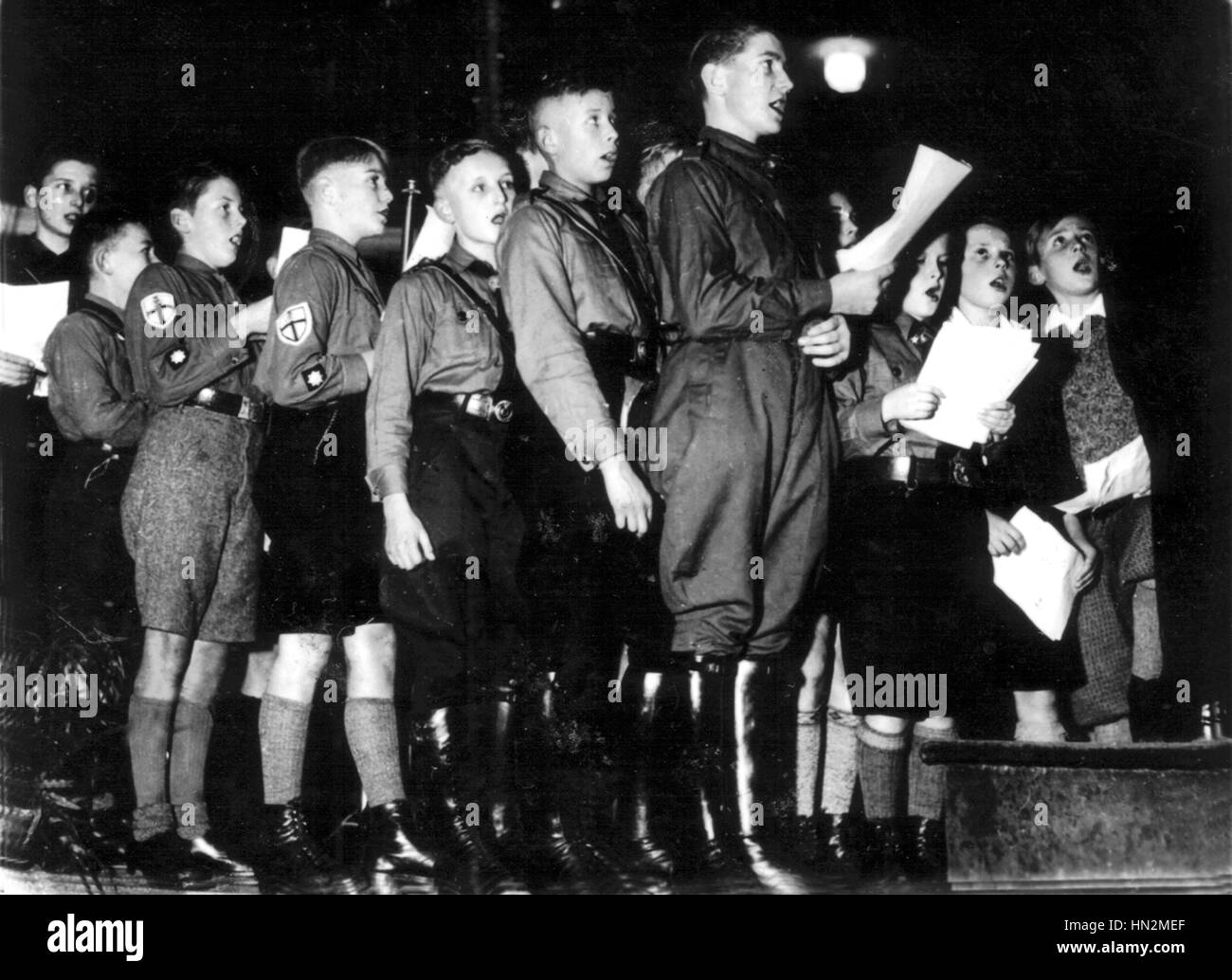 Berlín. Los jóvenes Hitlerians en uniforme, en alabanza de Hitler durante un festival de música en el 'Kroll Oper" de noviembre de 1933 Alemania Foto de stock