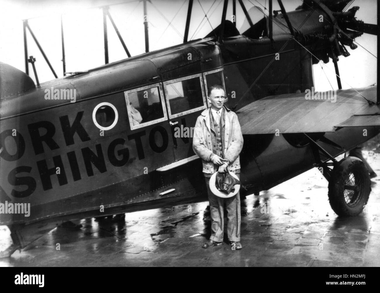 En Dunkerque, un soldado está a la espera de ser evacuados a bordo de un avión británico de junio de 1940 Francia - La II Guerra Mundial, Washington National Archives Foto de stock