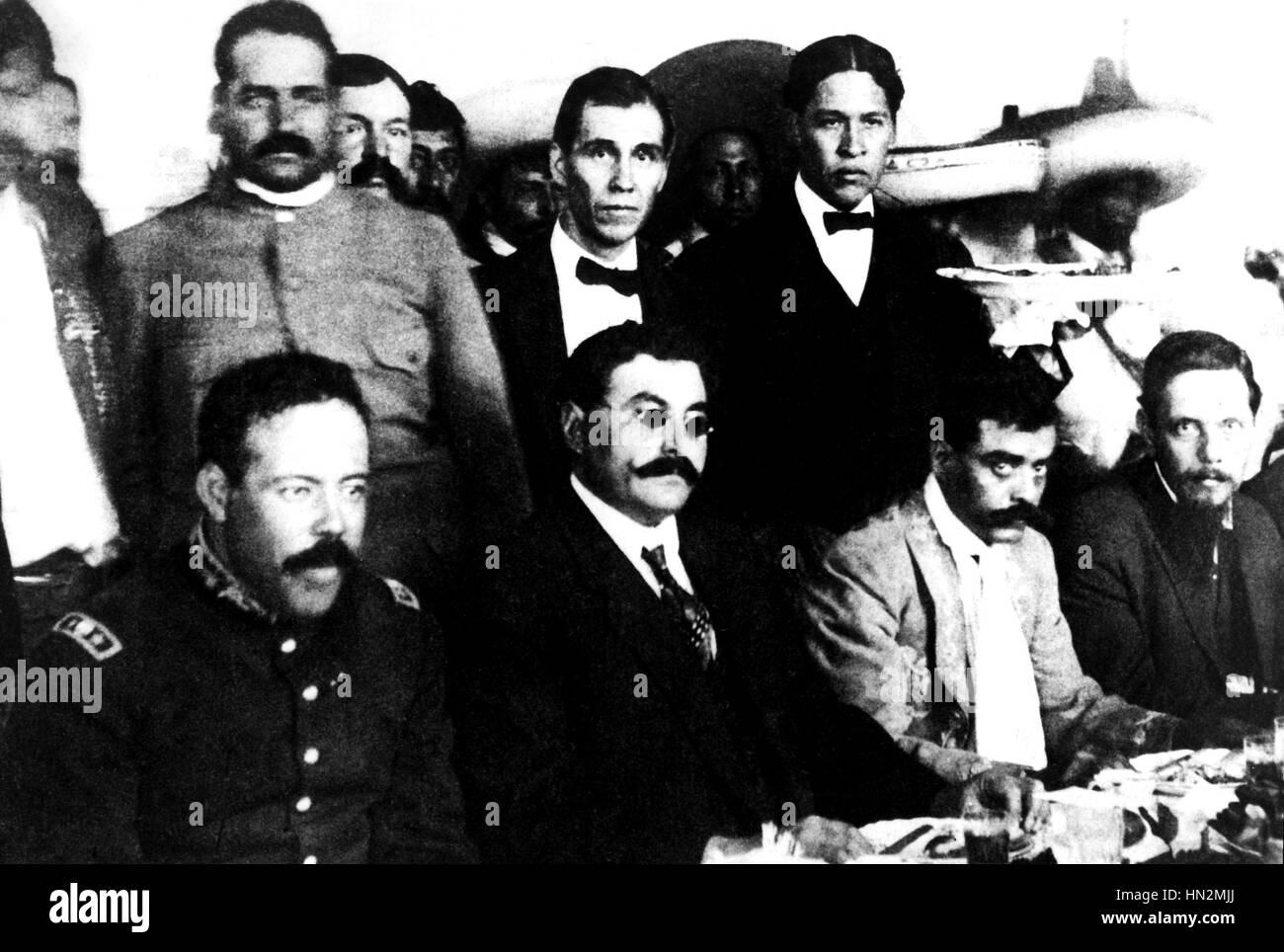 Villa, Eulalio Gutiérrez y Emiliano Zapata juntos para un banquete entre la Huerta y Carranza presidencias 1910 México México. Fondos de cultura Foto de stock
