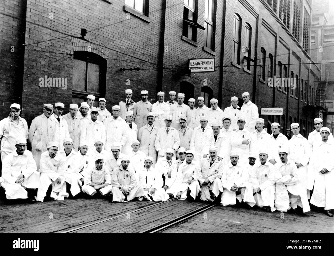 Los jefes encargados de la inspección de la fabricación de alimentos enlatados 1917 Estados Unidos Washington. La Biblioteca del Congreso Foto de stock