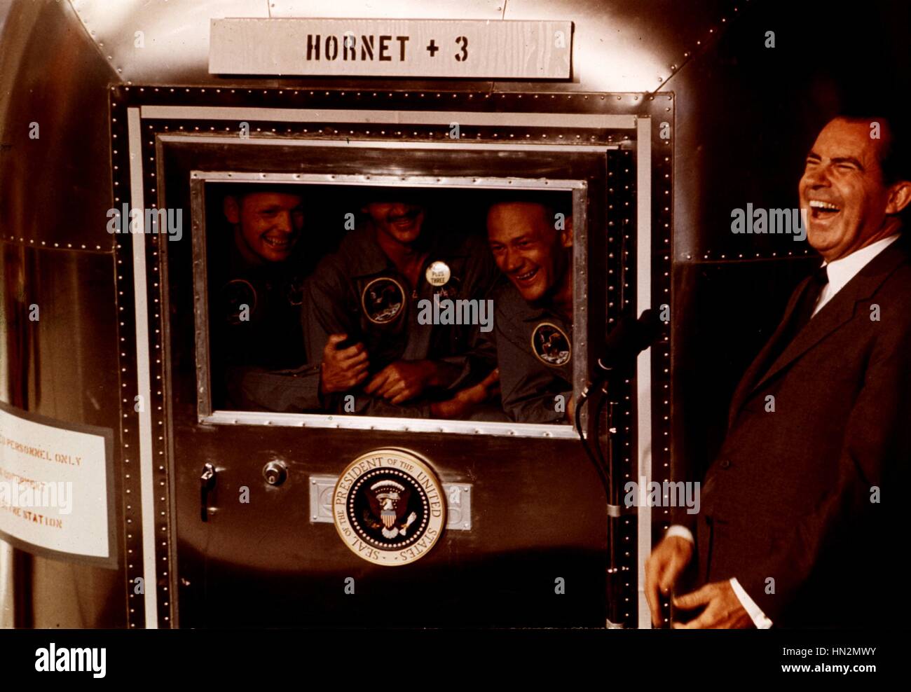 A Apollo II del histórico aterrizaje en la luna, el presidente estadounidense Richard Nixon hablando con los tres astronautas (izq. a der.: Armstrong, Collins y Aldrin) Julio 24, 1969 Estados Unidos - conquista del espacio la NASA Foto de stock