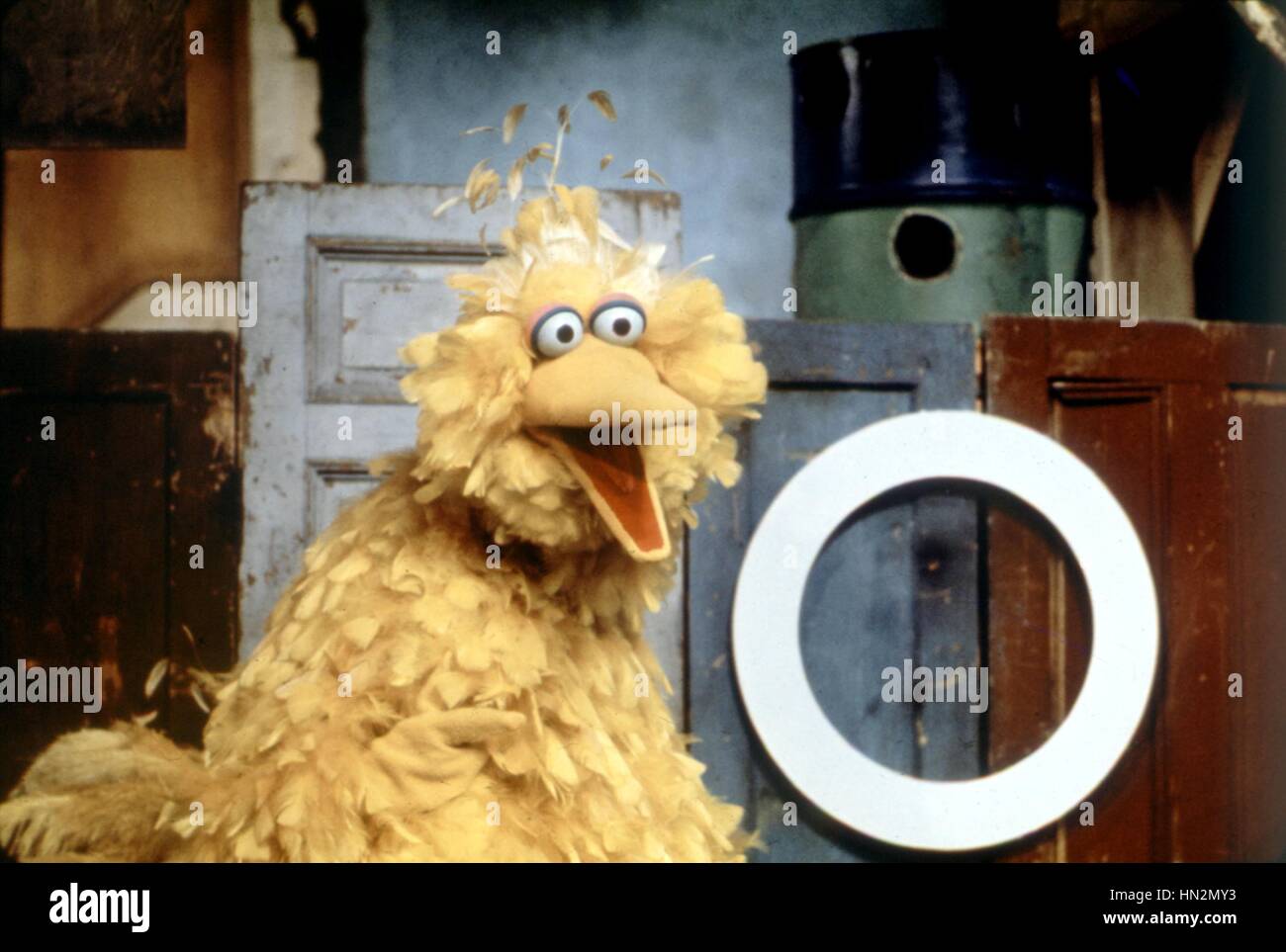 El show de televisión franco-estadounidense 'Sesame Street'. Big Bird enseñando la letra 'o'. 1978-1982 Foto de stock