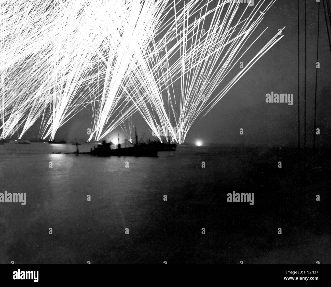 Desembarco en Normandía, Francia Los alemanes atacando a Cherburgo por la noche, después del desembarco en Normandía en junio de 1944 Francia - National Archives de la II Guerra Mundial. Washington Foto de stock