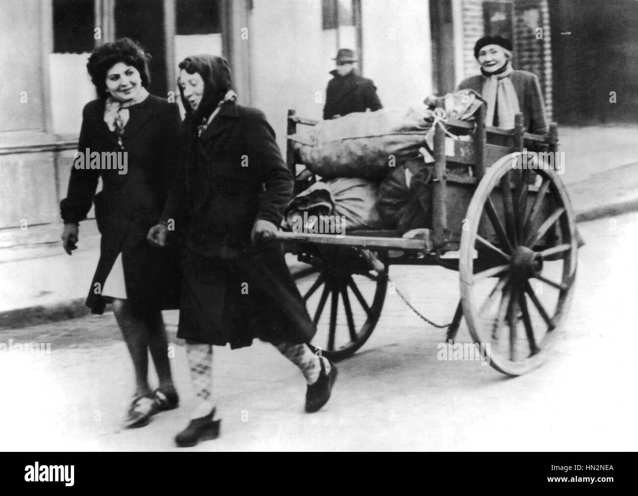Estas tres mujeres han encontrado algunos trozos de leña que se transporte por sí mismos el 23 de enero de 1945, Francia - La Segunda Guerra Mundial Foto de stock