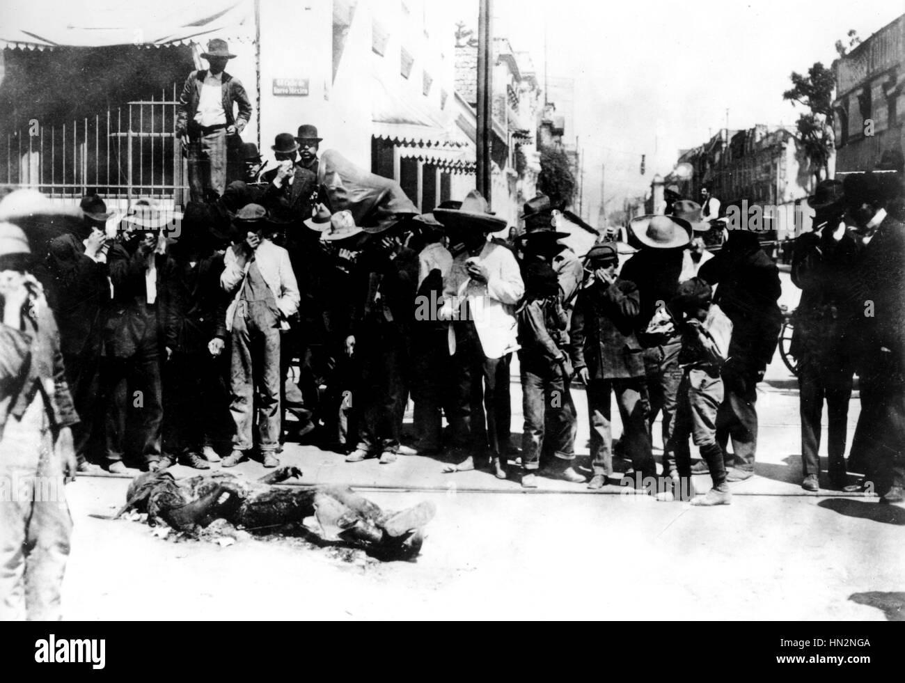 La Revolución Mexicana. Un cadáver, mitad quemado, que dejó en las calles de México por más de ocho días de mayo de 1913 México Washington. La Biblioteca del Congreso Foto de stock