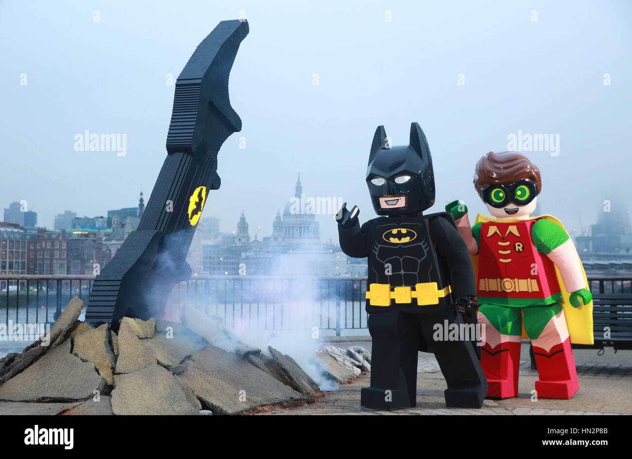 Sólo para uso editorial LEGO Batman y Robin caracteres visita un Batarang  de 4 metros de largo hecha de  ladrillos LEGO a medida que entra en  la pantalla hoy a punto