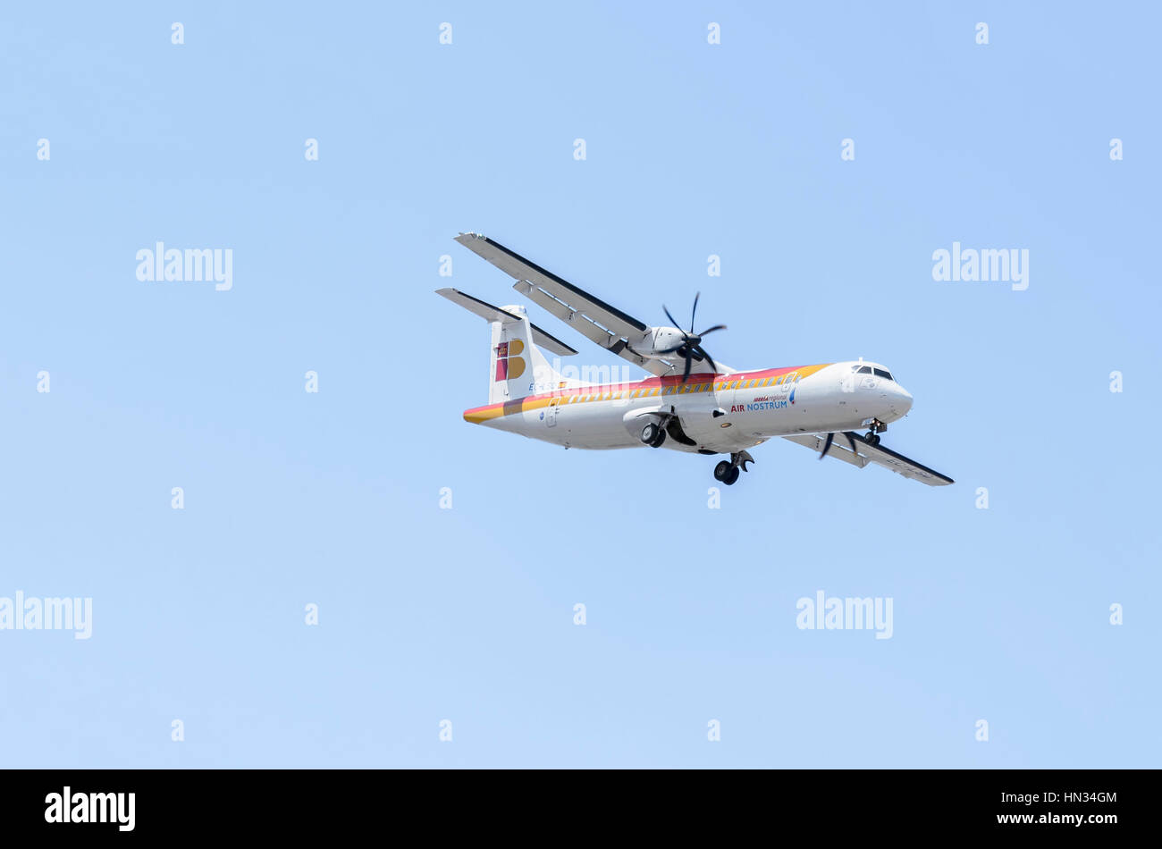 Avión ATR 72 600, de la aerolínea Air Nostrum. Viajes Iberia regional. Blue Sky. Día soleado de primavera. Foto de stock