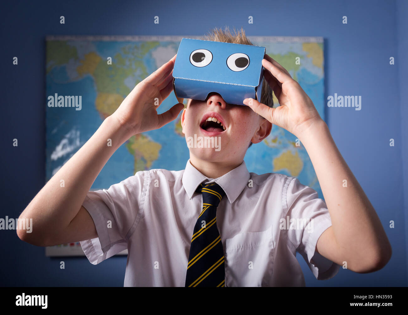 Estudiantes En Vr Gafas Aprendiendo En La Escuela. Niños Inmersos En La Realidad  Virtual Foto de archivo - Imagen de pupilas, auriculares: 220142562