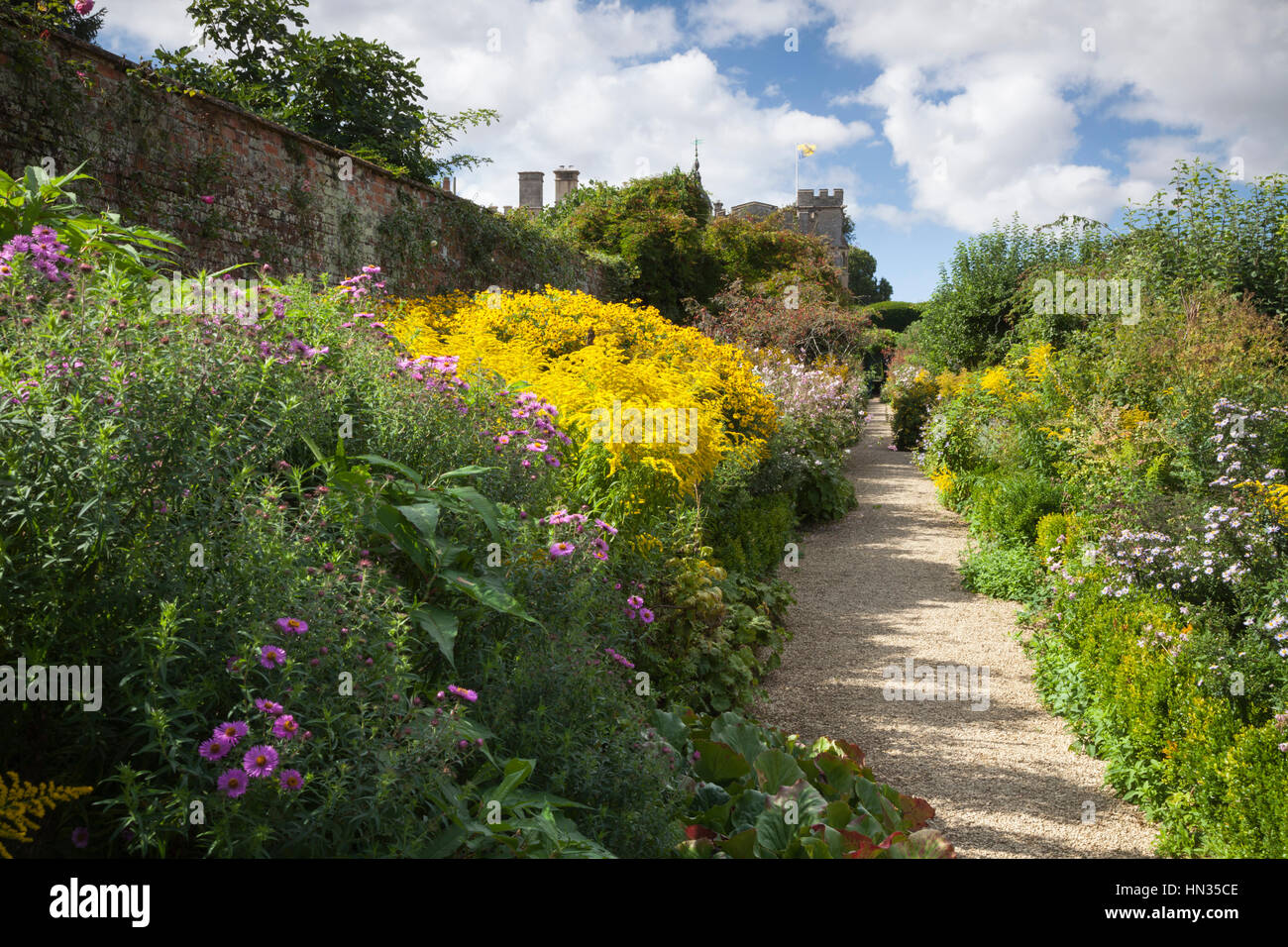 El colorido de las fronteras finales de verano en el jardín amurallado de Rousham Casa en Oxfordshire. Foto de stock