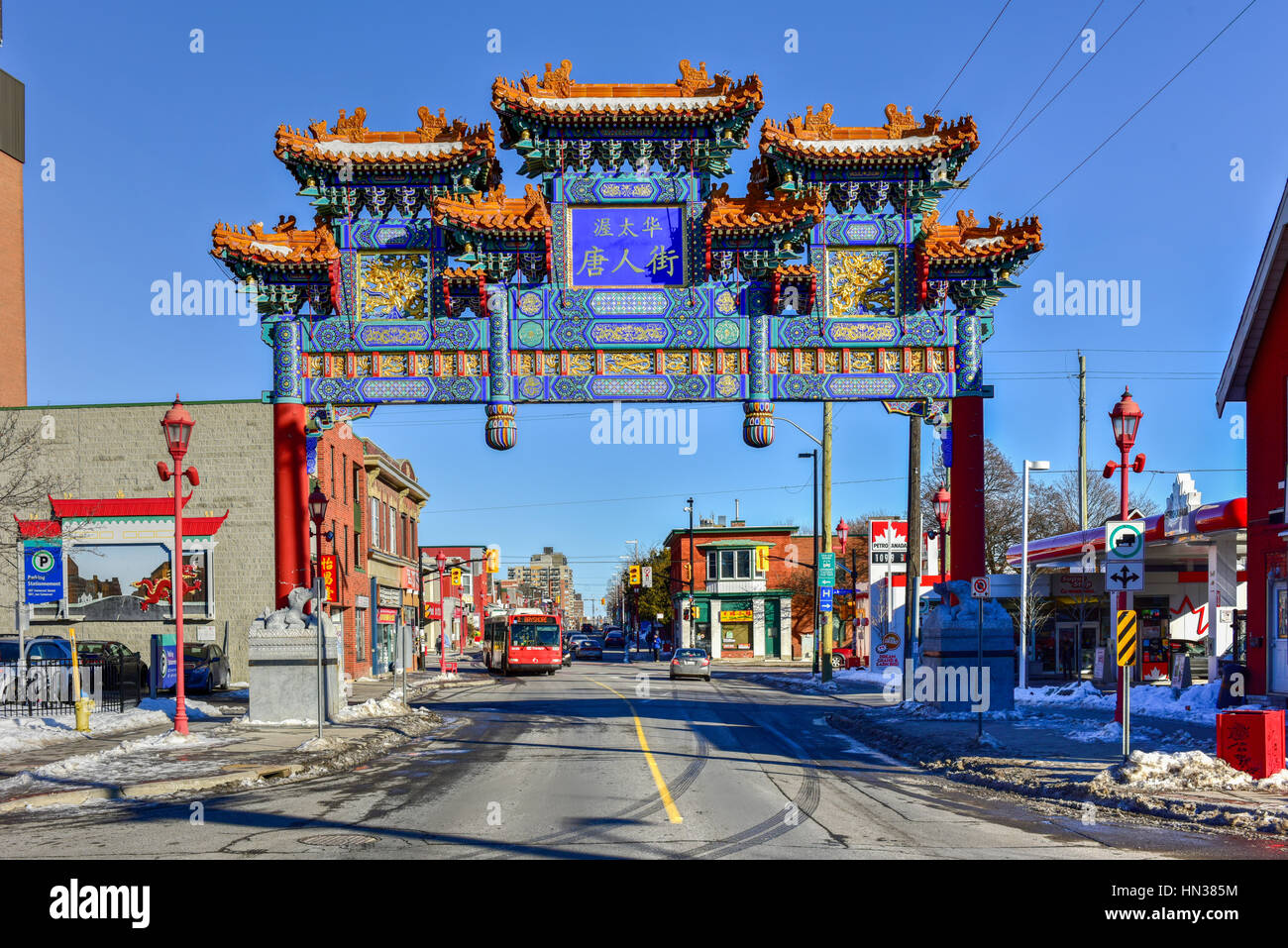 Ottawa, Canadá - 25 de diciembre de 2016: el real arco imperial en Ottawa, Canadá. Marca la entrada de la zona de Chinatown en Ottawa. Foto de stock