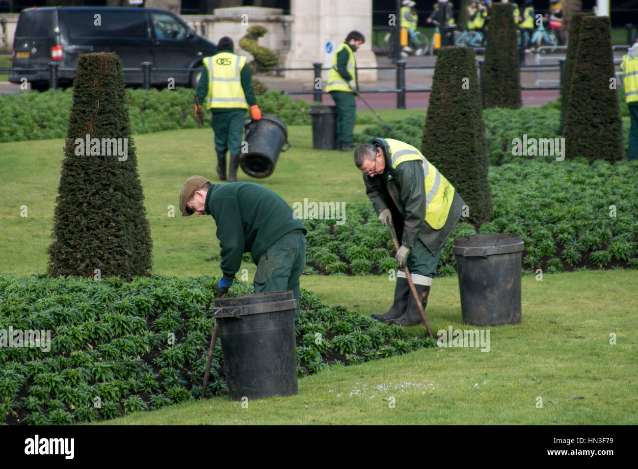 Londres, Reino Unido. 07Th Feb, 2017. Vista general del Palacio de Buckingham, la residencia londinense y sede administrativa del monarca reinante del Reino Unido. Varios jardineros preparar las flores fuera del Palacio, listo fhe florecen en primavera. Crédito: Alberto Pezzali/Pacific Press/Alamy Live News Foto de stock