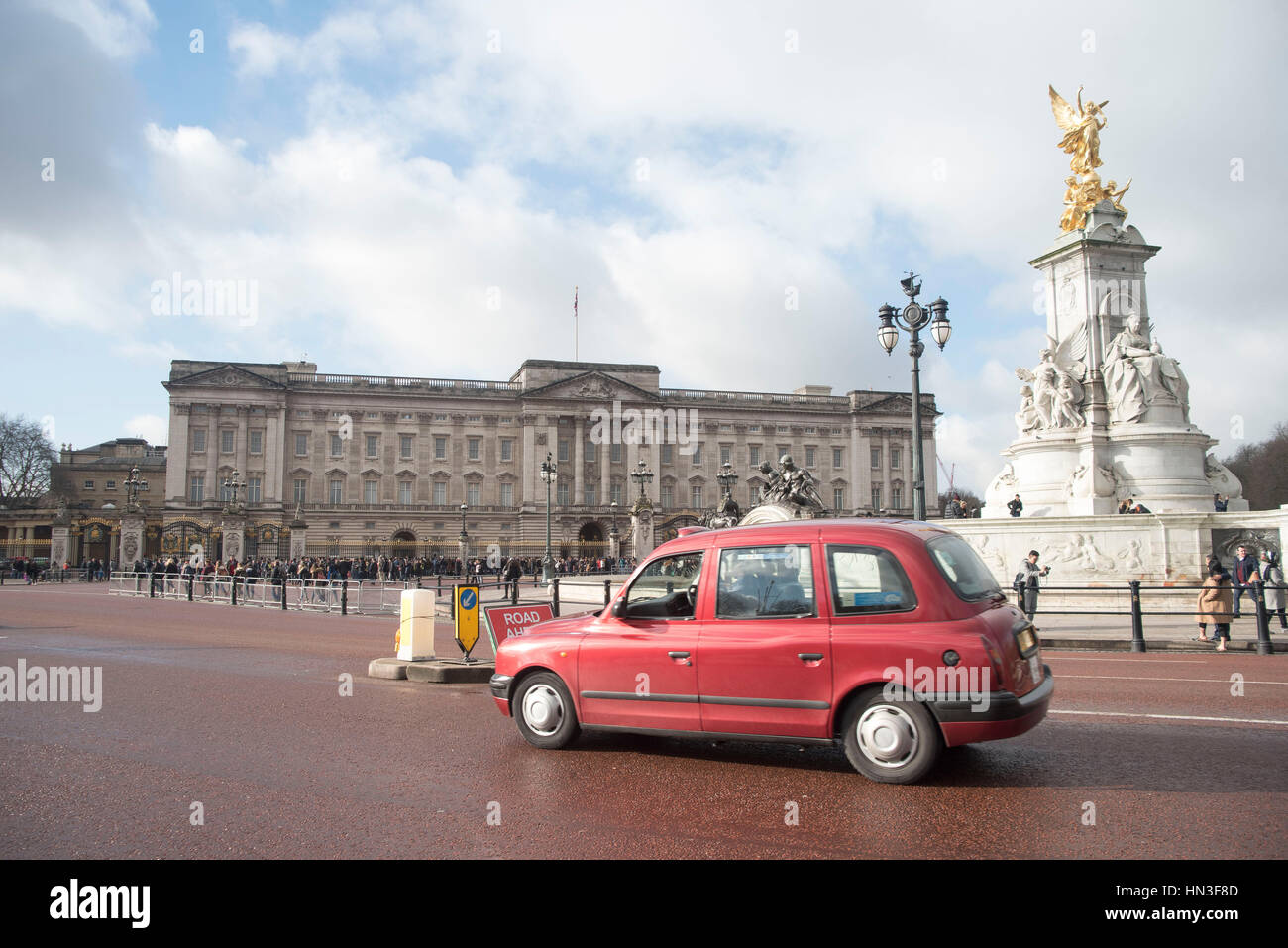 Londres, Reino Unido. 07Th Feb, 2017. Vista general del Palacio de Buckingham, la residencia londinense y sede administrativa del monarca reinante del Reino Unido. Varios jardineros preparar las flores fuera del Palacio, listo fhe florecen en primavera. Crédito: Alberto Pezzali/Pacific Press/Alamy Live News Foto de stock