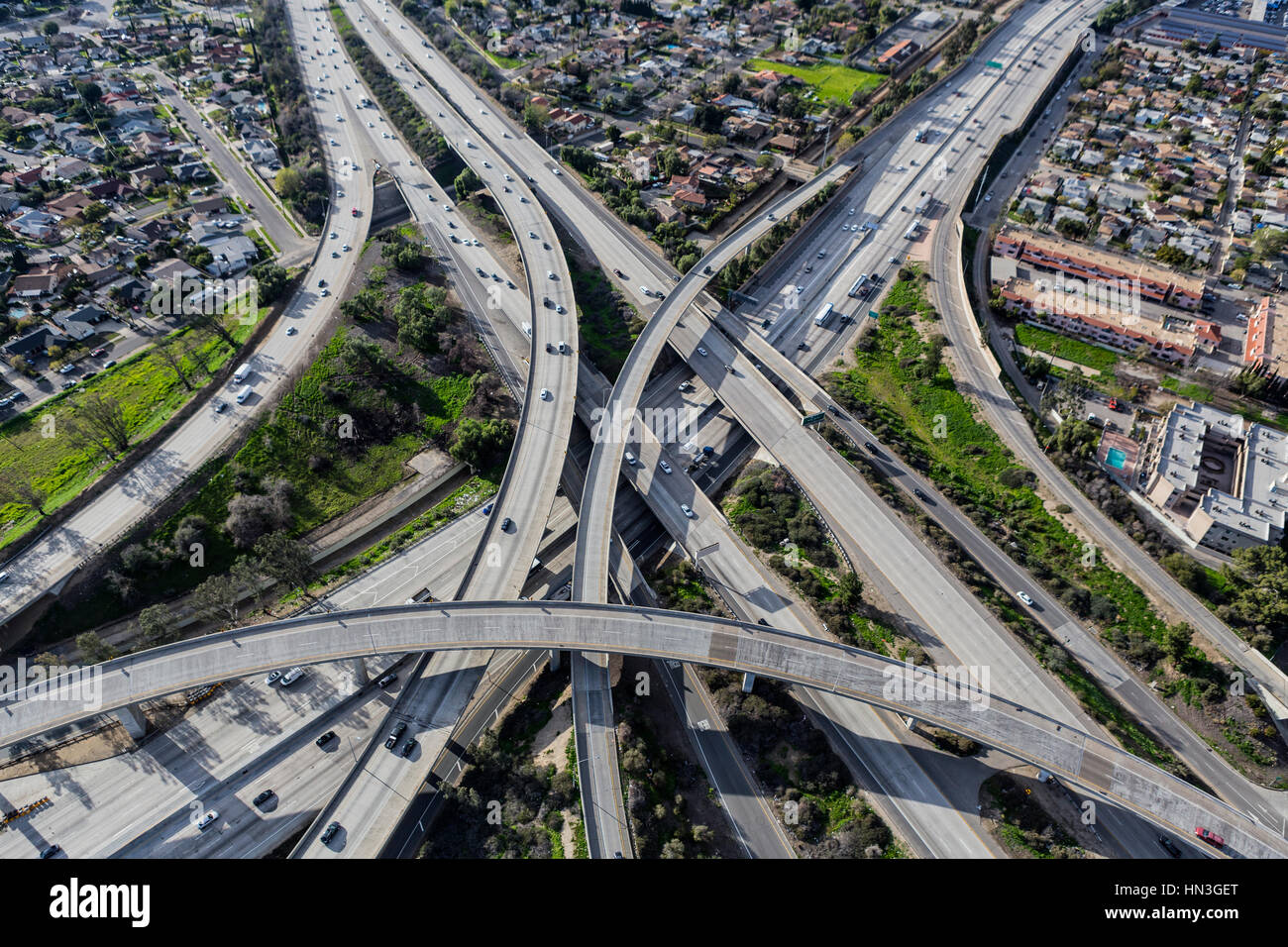 Los Angeles freeway rampas en el Golden State 5 y ruta 118 interchange en el Valle de San Fernando. Foto de stock