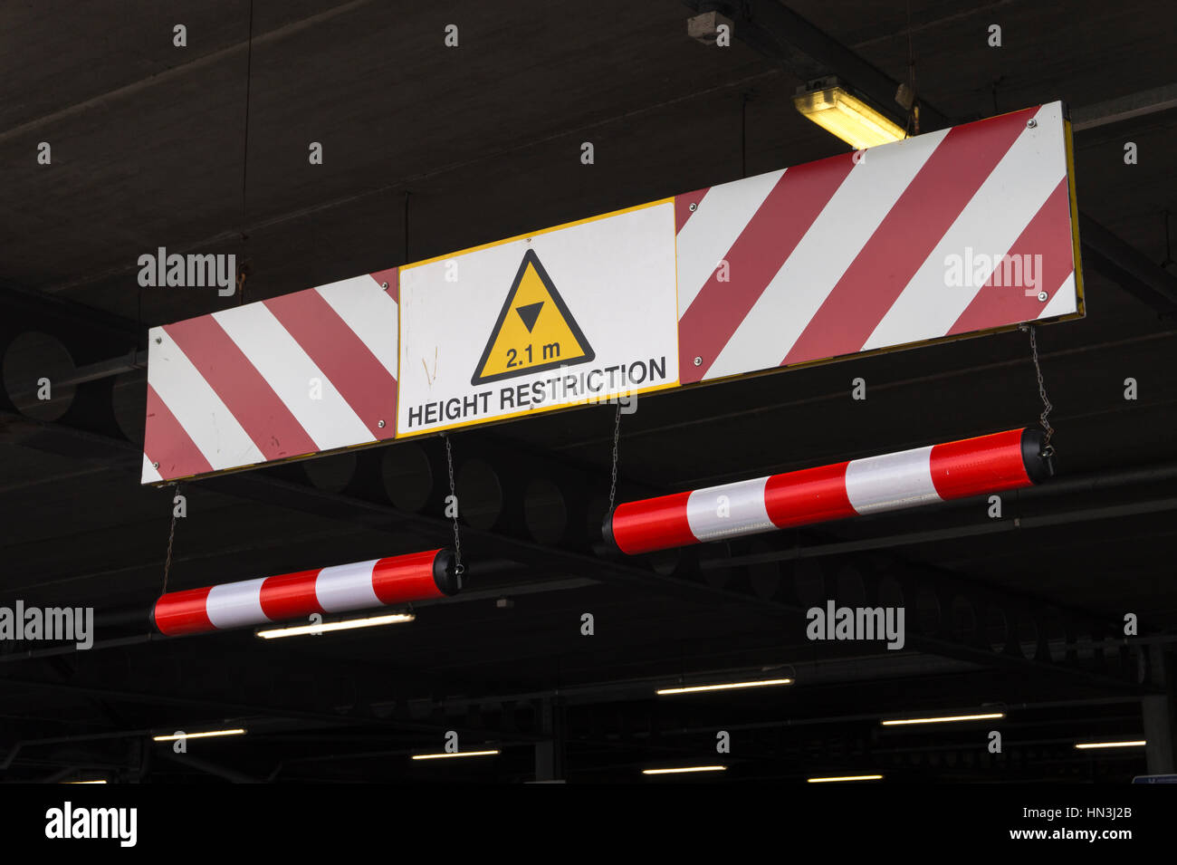 Señal de restricción de altura en aparcamiento subterráneo Foto de stock