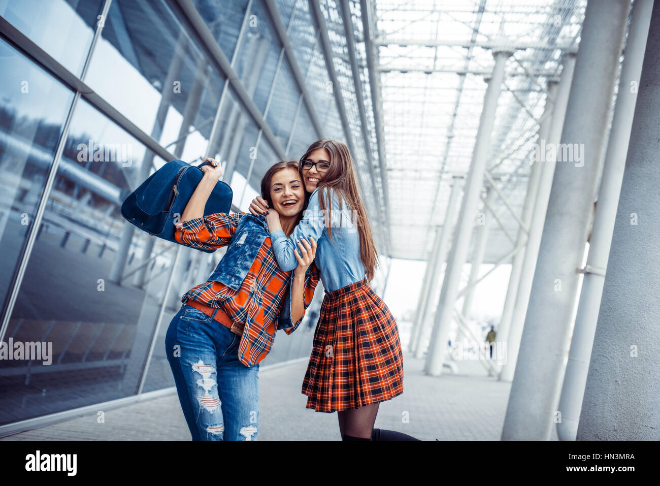 Chicas que se divierten y felices cuando se reunieron en el aeropuerto.Art proc Foto de stock