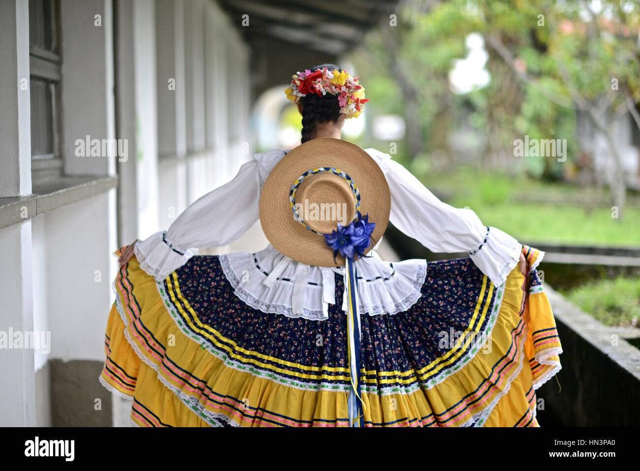 Vista trasera de una mujer colombiana en la vestimenta tradicional