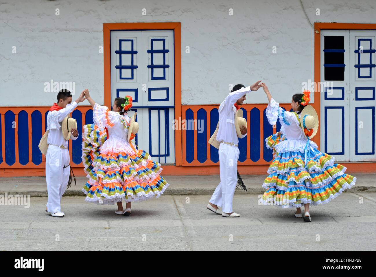 El Sanjuanero folk bailarines vistiendo el traje tradicional Fotografía de  stock - Alamy