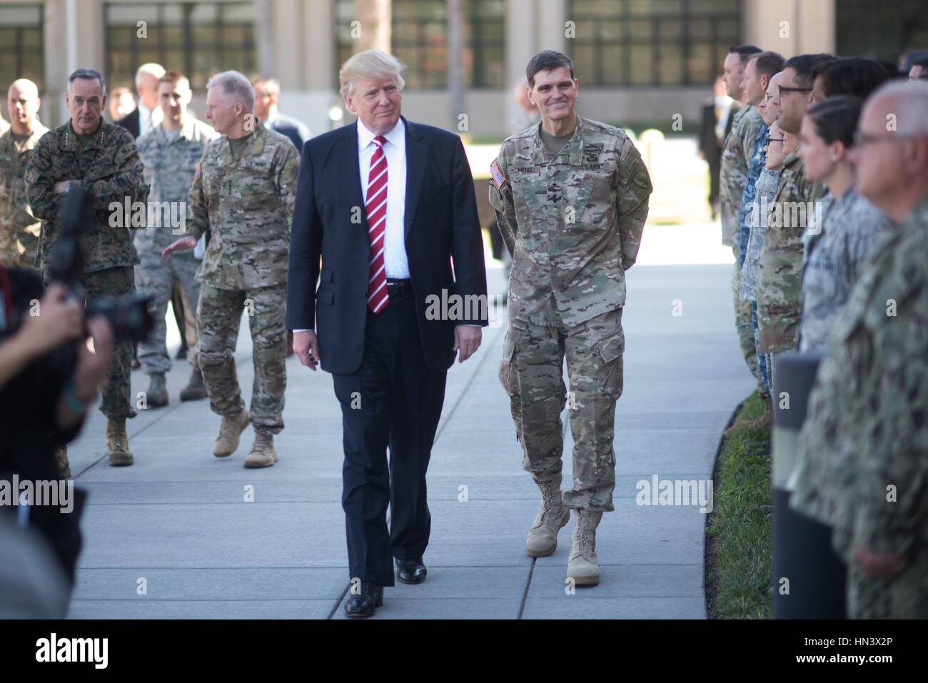 Presidente estadounidense Donald Trump camina pasado escoltados por soldados del Ejército de EE.UU. Gen. Joseph Votel durante una visita al Comando Central de EE.UU. en la base de la Fuerza Aérea MacDill, 6 de febrero de 2017 en Tampa, Florida. Crédito: Planetpix/Alamy Live News Foto de stock