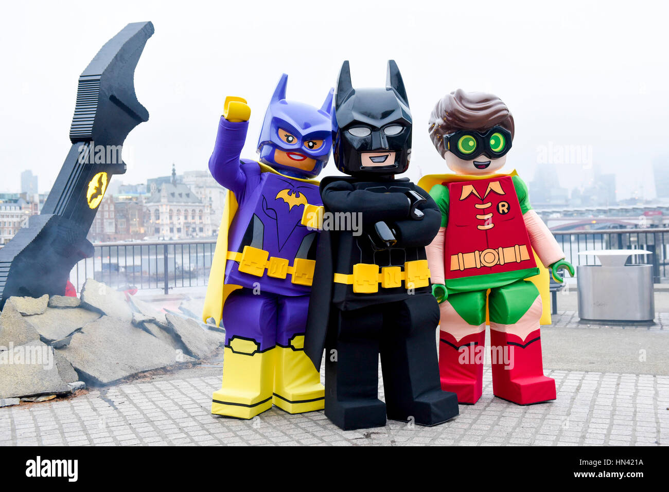 Londres, Reino Unido. 8 Feb, 2017. LEGO Batman, Robin y Batgirl disfraces  personajes posan con un gigantesco LEGO Batarang, que tiene crash aterrizó  en el punto de observación en la orilla sur.