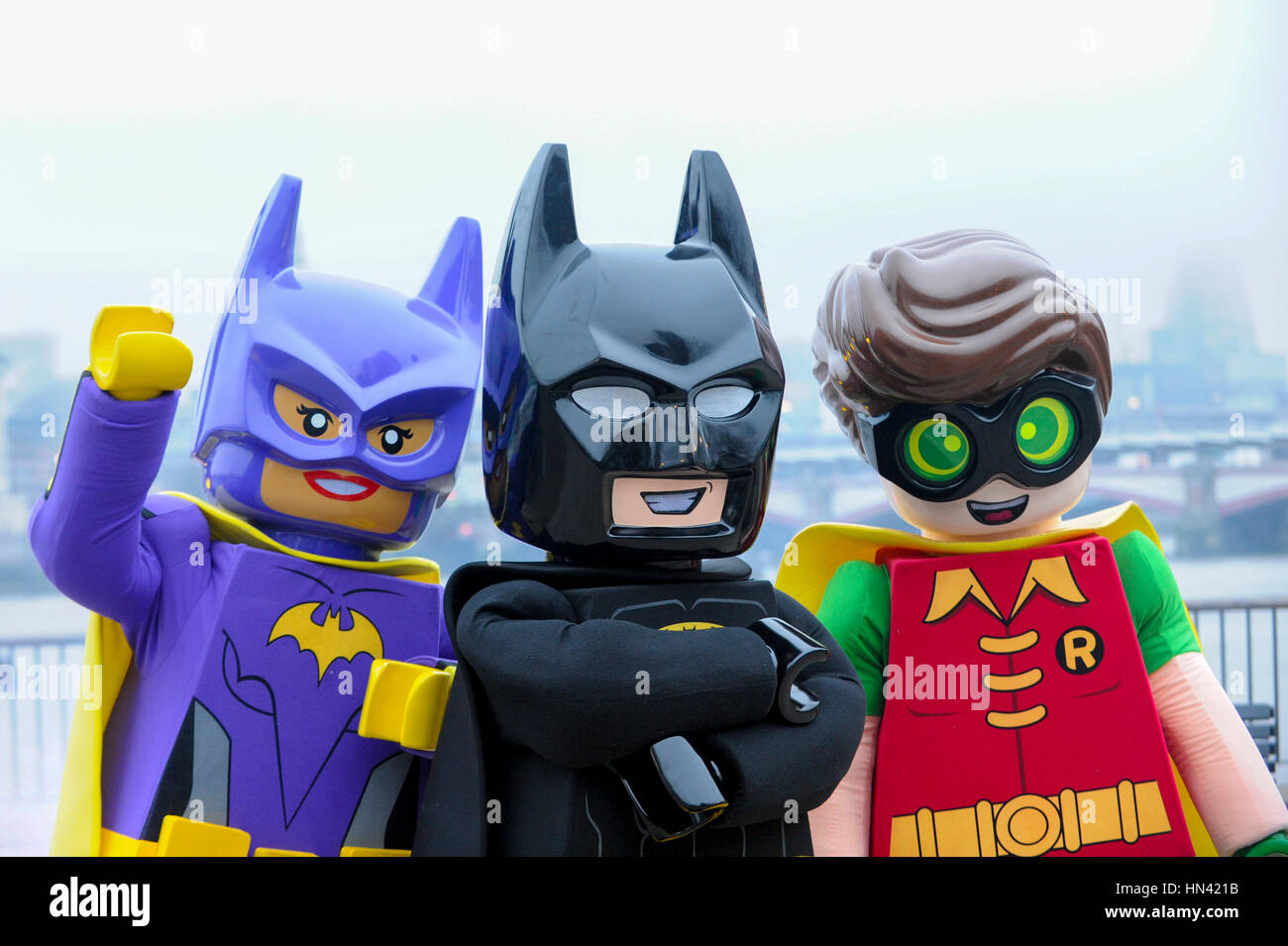 Londres, Reino Unido. 8 Feb, 2017. LEGO Batman, Robin y Batgirl disfraces  personajes posan con un gigantesco LEGO Batarang, que tiene crash aterrizó  en el punto de observación en la orilla sur.