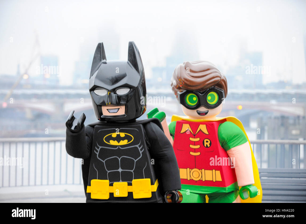 espontáneo Gasto Saludar Londres, Reino Unido. 8 Feb, 2017. LEGO Batman y Robin disfraces personajes  posan con un gigantesco LEGO Batarang, que tiene crash aterrizó en el punto  de observación en la orilla sur. Creado