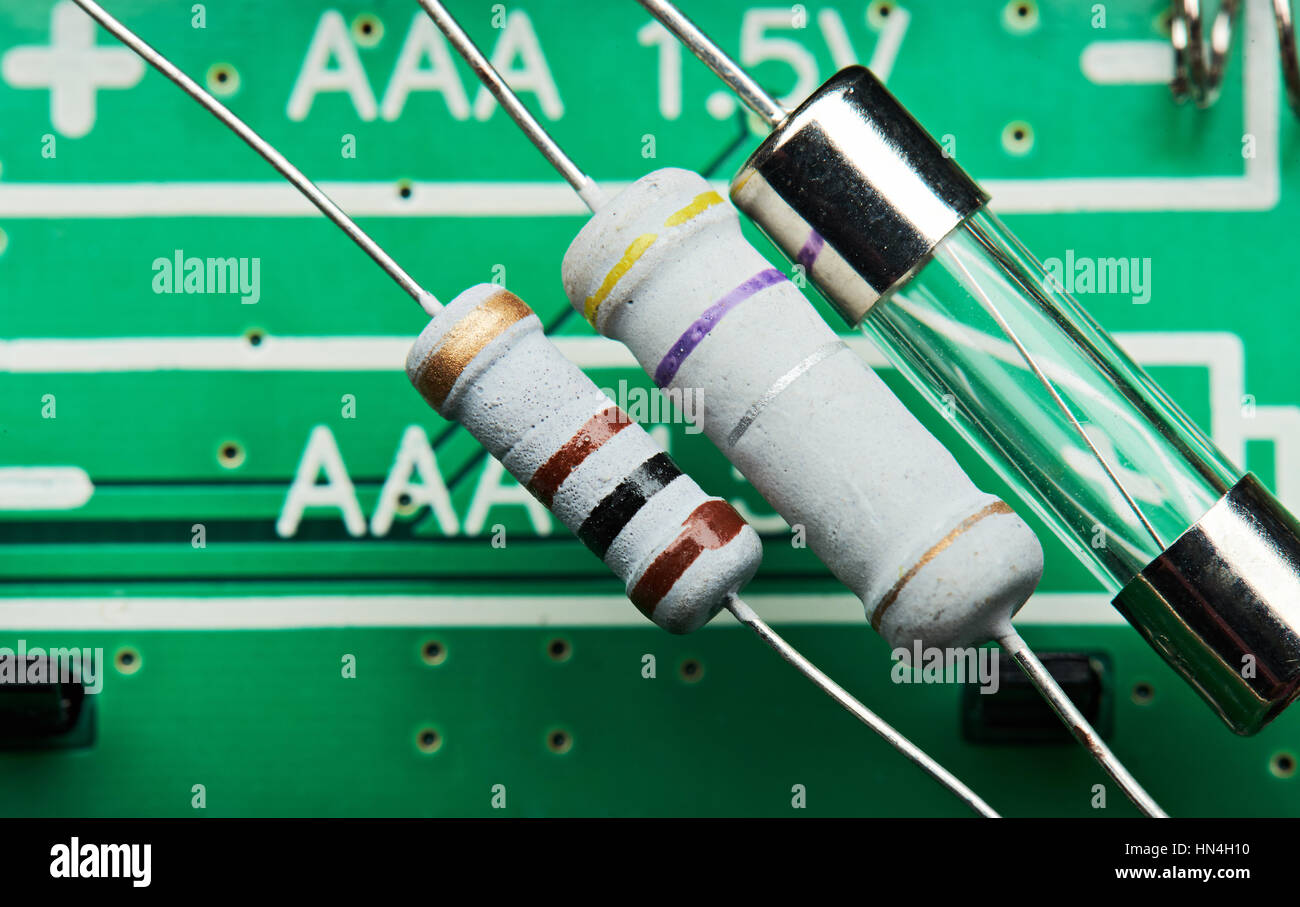 Caja de fusibles y resistencias en verde fondo del circuito eléctrico  Fotografía de stock - Alamy