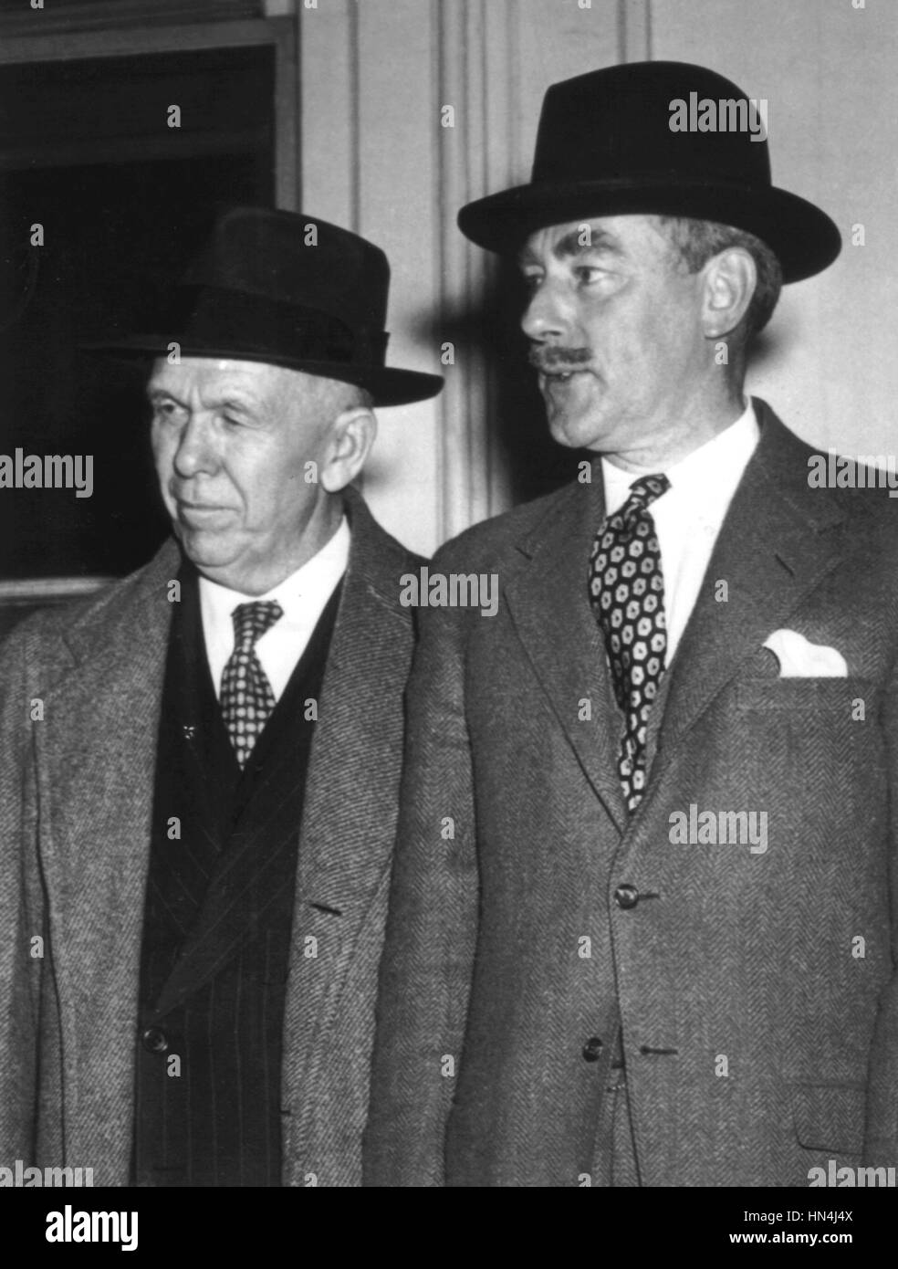 Dean Acheson con Georges Marshall, quien se desempeñaba como Secretario de Estado. 1949 . Estados Unidos. National Archives - Washington Foto de stock