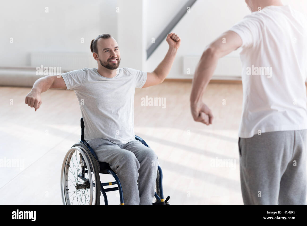 hombre con prótesis de brazo en ropa deportiva lista para hacer ejercicio  por la mañana al aire libre. Concepto de deporte para discapacitados  Fotografía de stock - Alamy