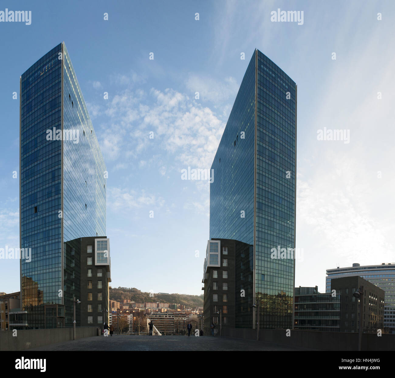 La Isozaki Atea, las torres gemelas de Bilbao, los más altos edificios  residenciales en el País Vasco diseñado por el arquitecto japonés Arata  Isozaki Fotografía de stock - Alamy