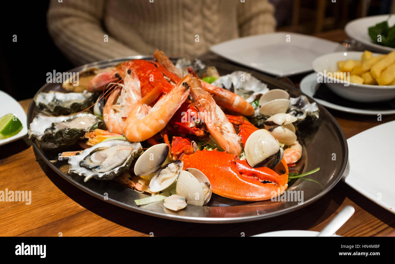 Mariscos plato de mariscos con langosta y cangrejo en El Cobre Clam restaurante en Brighton Seafront Foto de stock