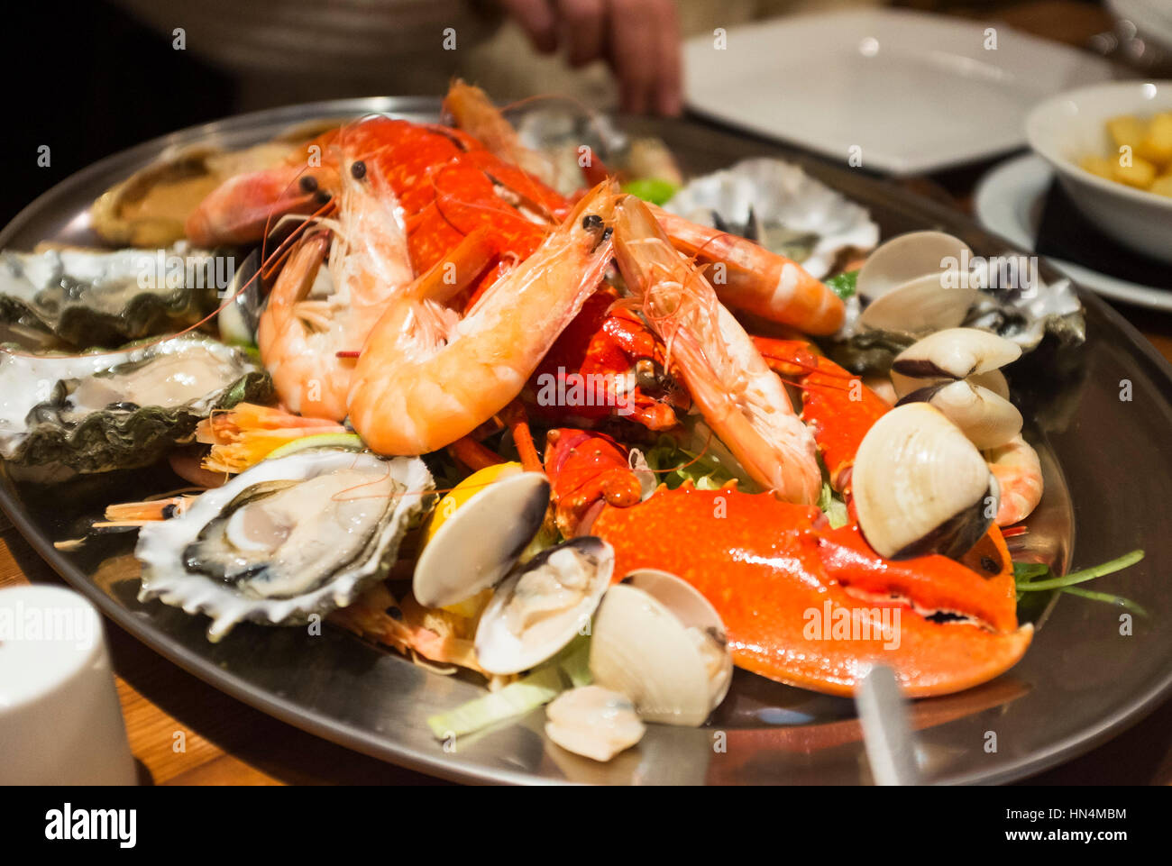Mariscos plato de mariscos con langosta y cangrejo en El Cobre Clam restaurante en Brighton Seafront Foto de stock