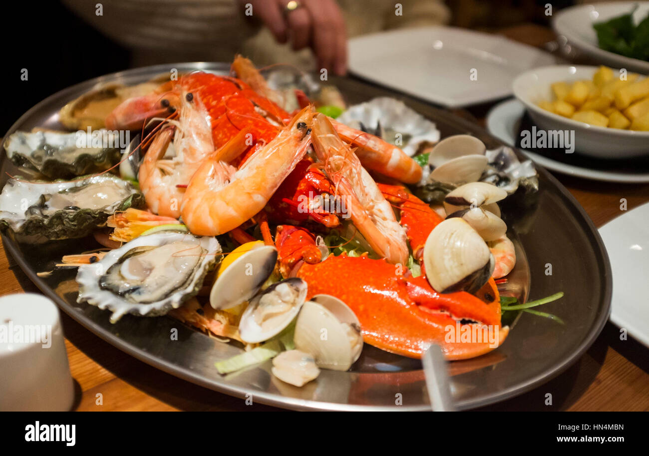 Mariscos plato de mariscos con langosta y cangrejo en El Cobre Clam restaurante en Brighton Seafront Foto de stock