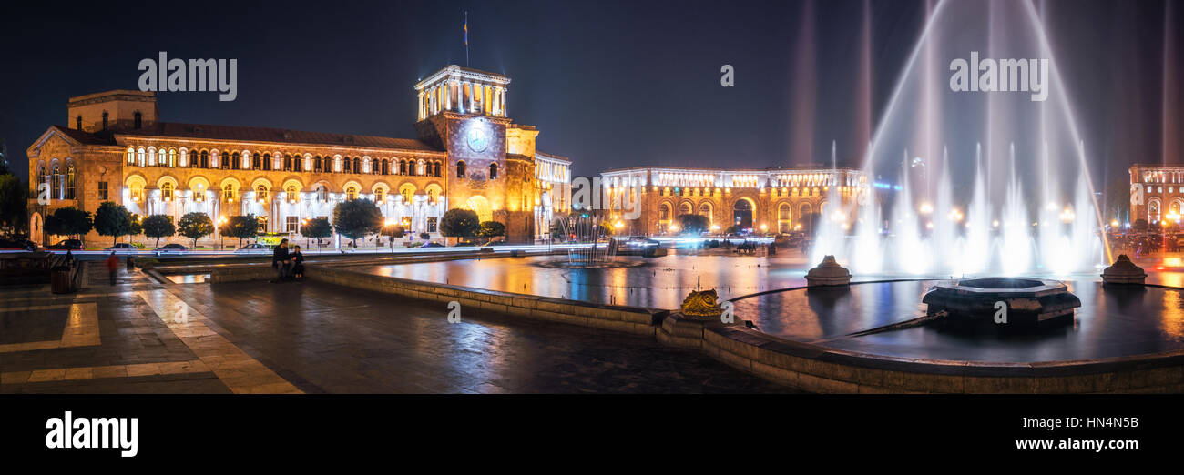 El Gobierno de la República de Armenia en la noche, está situado en la Plaza de la República en Ereván, Armenia. Foto de stock